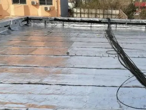 朔州卫生间漏水维修公司分享下朔州屋面楼顶防水刚性防水层施工要点。